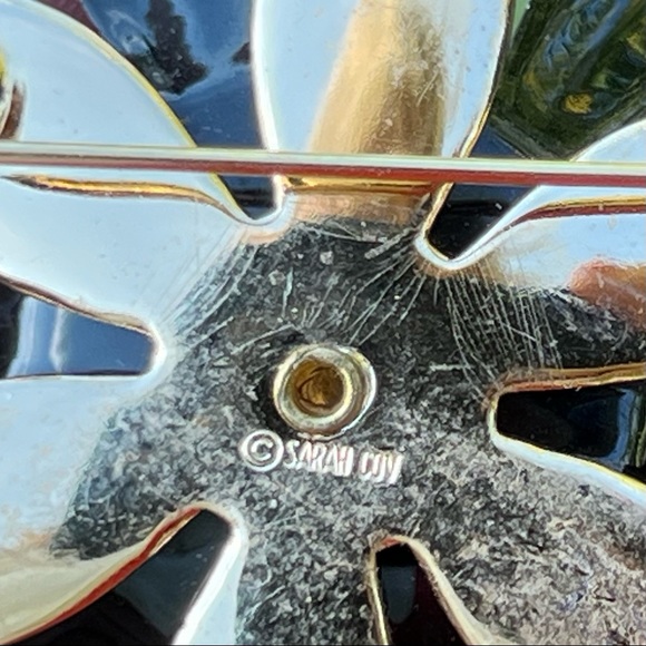 Vintage Sarah Coventry Black & Gold Flower Brooch - Picture 8 of 10